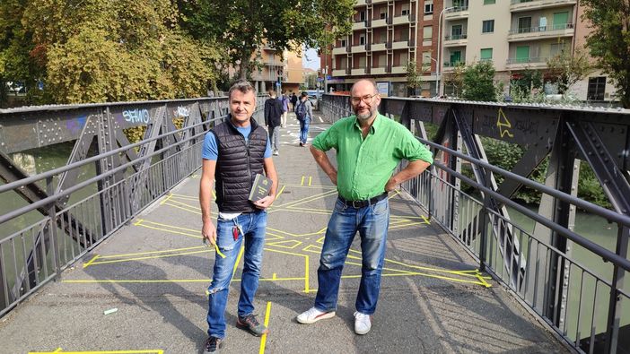 Torino, il ponte pedonale che unisce Aurora al centro si trasforma in un gioco per tutti