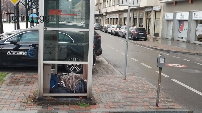Nuovi poveri, a Torino sempre più anziani e persone sole mangiano in mensa: &quot;Nelle Feste arrivano le famiglie&quot;