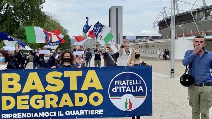 Presidio di Fratelli d'Italia in piazza D'armi contro l'occupazione dell'area camper da parte dei rom