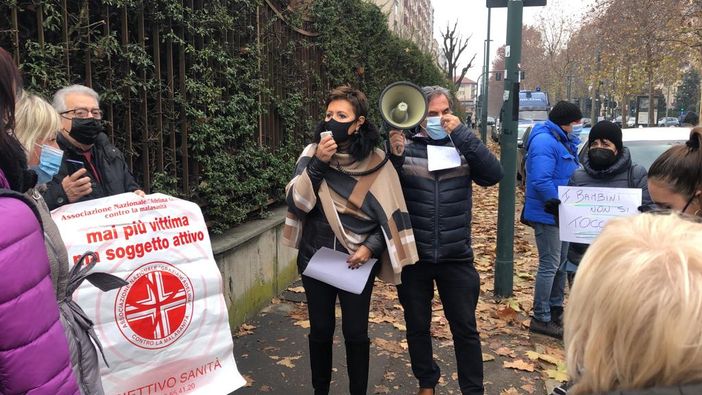 manifestazione di persone in strada