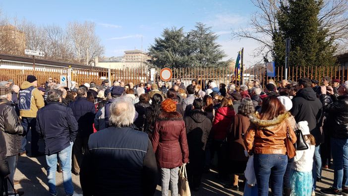 Il presidio di fronte alla stazione di Mirafiori Sud lo scorso febbraio