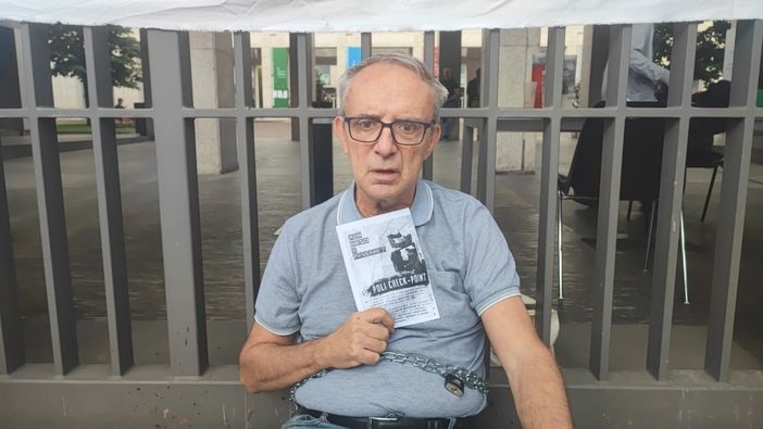 Il professore incatenato con gli studenti al Politecnico, la protesta continua