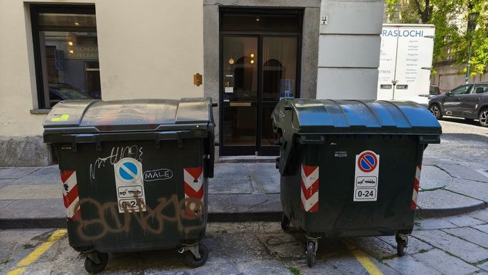 I cassonetti col coperchio rotto attirano le mosche, non il massimo per un negozio di profumi