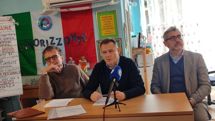 persone sedute al tavolo