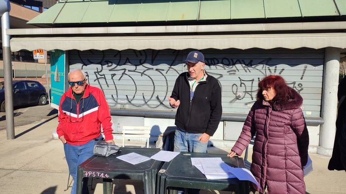 tavolino di protesta con tre persone tavolino di protesta con tre persone