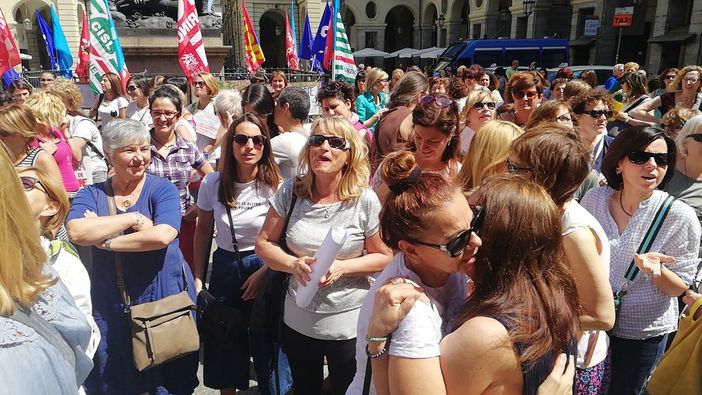 Nei nidi e materne di Torino mancano oltre 150 maestre e amministrativi: proteste davanti al Comune (FOTO e VIDEO) Nei nidi e materne di Torino mancano oltre 150 maestre e amministrativi: proteste davanti al Comune (FOTO e VIDEO)