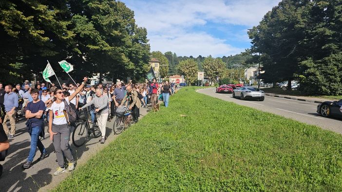Corteo per "fermare la devastazione del Meisino", contestato un gruppo di Ferrari Corteo per "fermare la devastazione del Meisino", contestato un gruppo di Ferrari