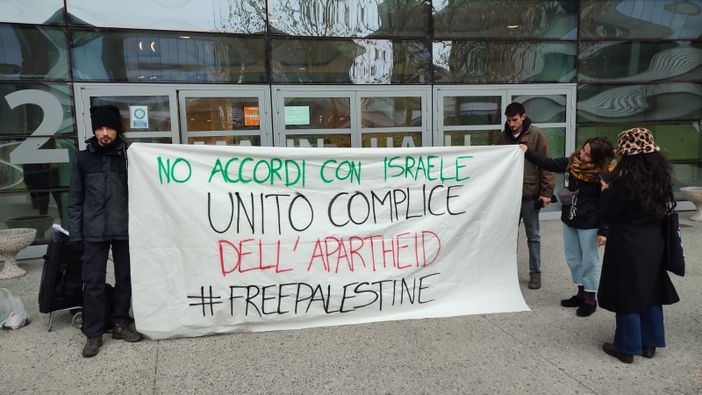 Studenti protestano contro l'Università di Torino: “No ad accordi con Israele, siete complici dell'apartheid” Studenti protestano contro l'Università di Torino: “No ad accordi con Israele, siete complici dell'apartheid”