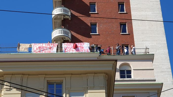 A Torino operai in protesta sulla torre littoria di piazza Castello (VIDEO)