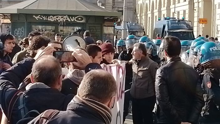 Rincari mense, in strada la protesta degli studenti universitari: "A pagare siamo sempre noi" [FOTO e VIDEO]