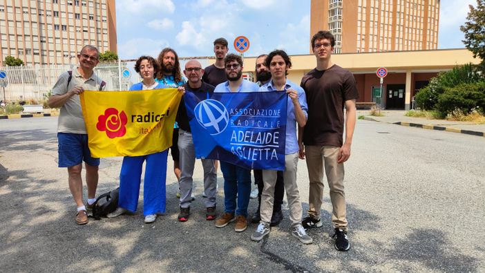 Attivisti fuori dalle Vallette