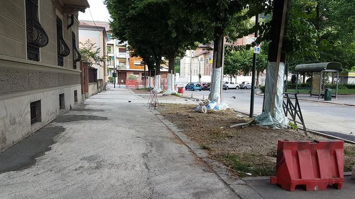 Pilonetto a prova di pedone: marciapiedi e strade senza buche e barriere Pilonetto a prova di pedone: marciapiedi e strade senza buche e barriere