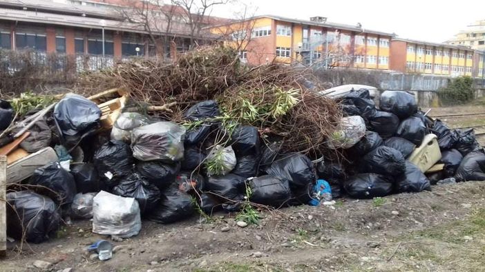 Chili di rifiuti e 7 bici a noleggio, ripulito il trincerino di via Saint Bon