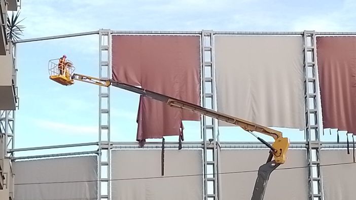 operai che smontano le vele operai che smontano le vele