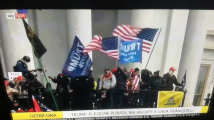 Manifestanti hanno assaltato il parlamento americano