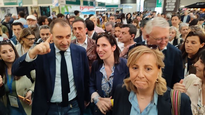 Elly Schlein al Salone del Libro "vuole" scrivere una nuova pagina per il Piemonte: "Siamo qui per vincere"