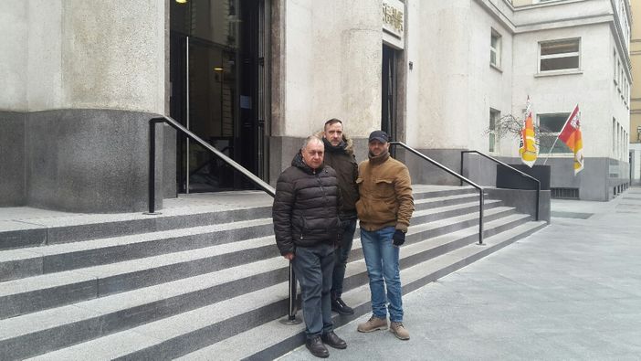 Vigilantes licenziati, sciopero della fame e protesta alla sede Reale Mutua di Torino: "Un calvario" Vigilantes licenziati, sciopero della fame e protesta alla sede Reale Mutua di Torino: "Un calvario"