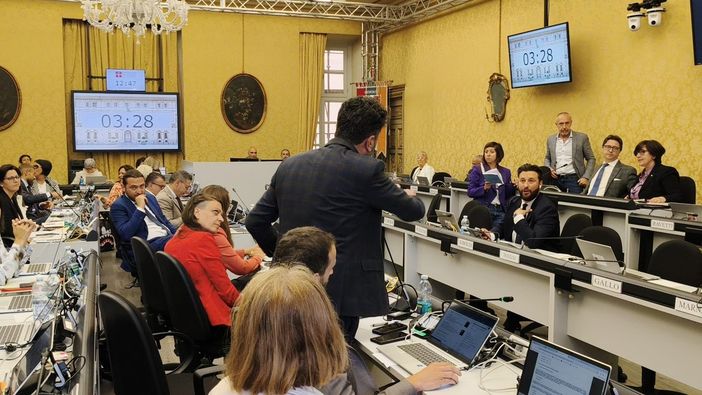 Urla e scontro in aula tra Rossi (Pd) e l'assessore Riboldi