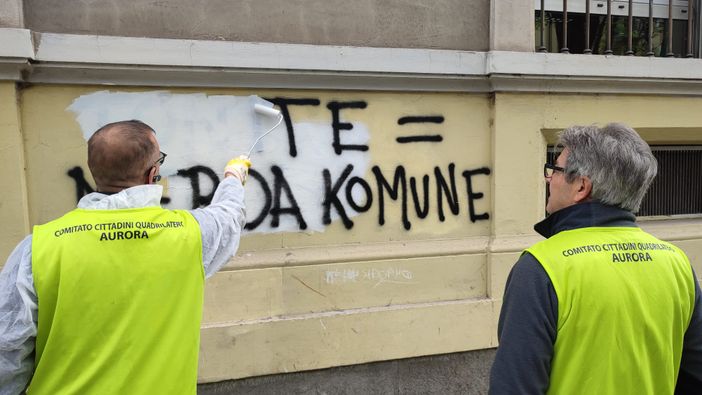Il Comitato Quadrilatero Aurora ripulisce la scuola Parini dalle scritte