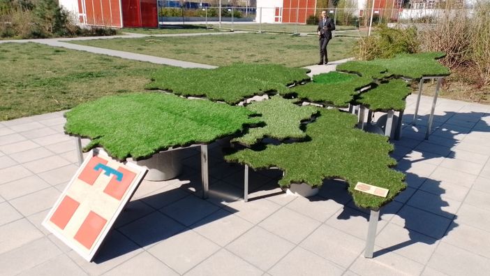 Una scultura verde per un Piemonte unito nelle differenze: ecco il dono della scuola San Carlo alla Regione