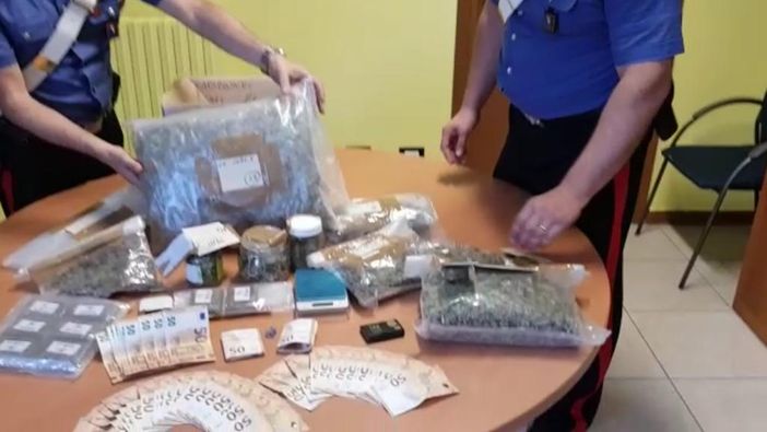 Chiusa centrale dello spaccio a Collegno, arrestato un disoccupato Chiusa centrale dello spaccio a Collegno, arrestato un disoccupato