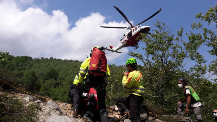 Alpette, il Soccorso Alpino recupera la salma di un uomo vicino ad un salto di alcuni metri Alpette, il Soccorso Alpino recupera la salma di un uomo vicino ad un salto di alcuni metri