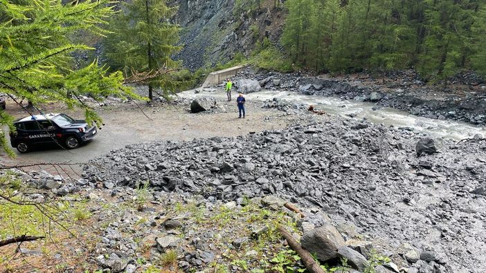 Paura a Sauze di Cesana per una improvvisa frana sulla strada della Valle Argentera