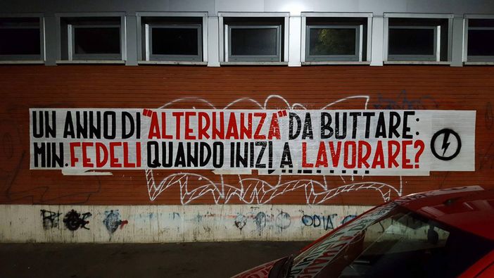 Ancora uno striscione di Blocco Studentesco contro il ministro Fedeli: stavolta nel mirino l'alternanza scuola-lavoro Ancora uno striscione di Blocco Studentesco contro il ministro Fedeli: stavolta nel mirino l'alternanza scuola-lavoro