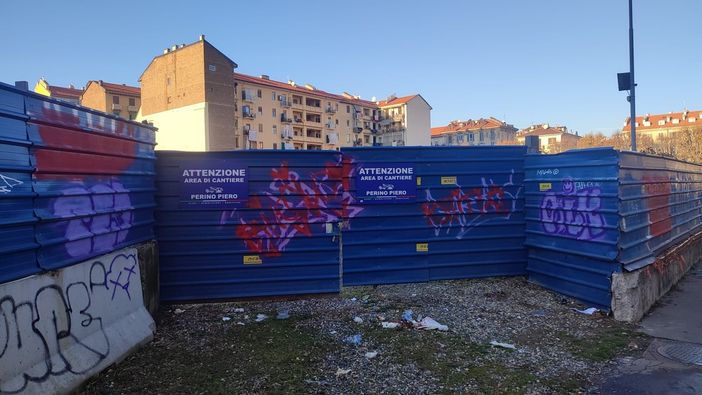 Aurora, lavori per lo Student Hotel fermi da due anni. L'ironia corre sui muri Aurora, lavori per lo Student Hotel fermi da due anni. L'ironia corre sui muri