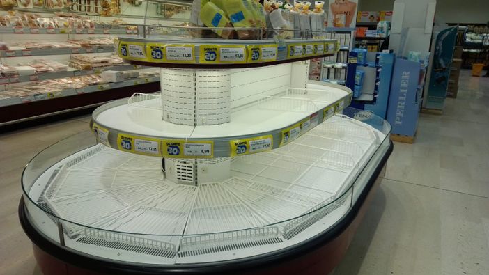 Coronavirus, dopo la corsa ai supermercati ora c'è il rischio dieta (e quello dello spreco). Col "mistero" della farina Coronavirus, dopo la corsa ai supermercati ora c'è il rischio dieta (e quello dello spreco). Col "mistero" della farina