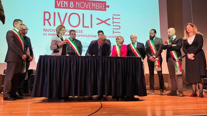 Nuovo collegamento pubblico tra Torino e il Castello di Rivoli: parte la linea intermodale che unisce treno e navetta Nuovo collegamento pubblico tra Torino e il Castello di Rivoli: parte la linea intermodale che unisce treno e navetta