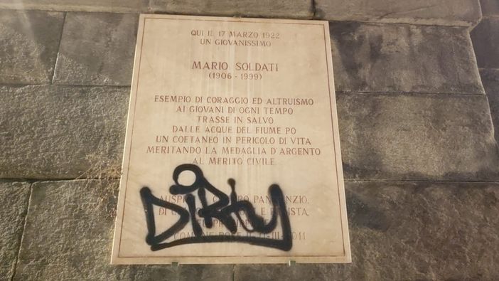 Murazzi, imbrattata la targa in ricordo del coraggio di Mario Soldati
