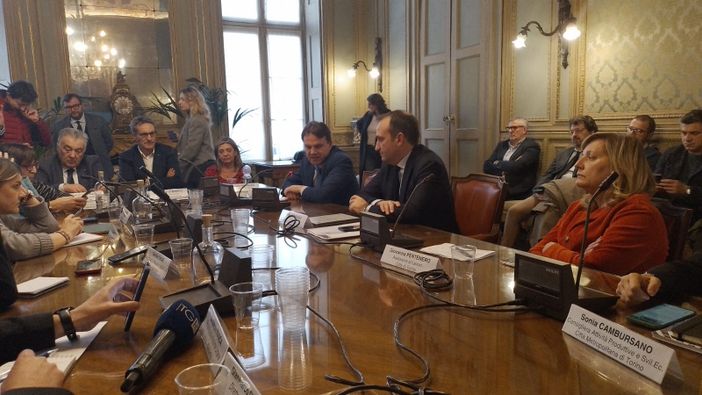 tavolo con istituzioni