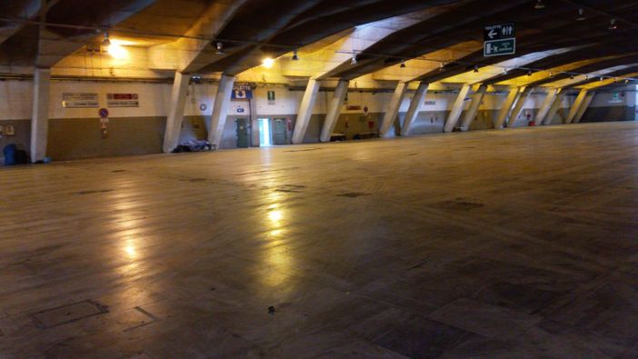 Senzatetto a Torino Esposizioni, il rebus delle condizioni nel padiglione 5: &quot;È peggio di Piazza D'Armi&quot; [FOTO E VIDEO]