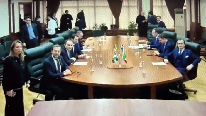 tavolata con molte persone sedute tavolata con molte persone sedute