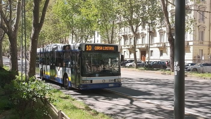 Sale sul bus con una bottiglia di vetro rotta e minaccia i passeggeri: arrestato
