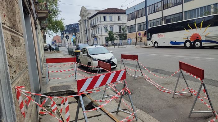 “Crolla” un vecchio marciapiede, pericolo in via Bologna