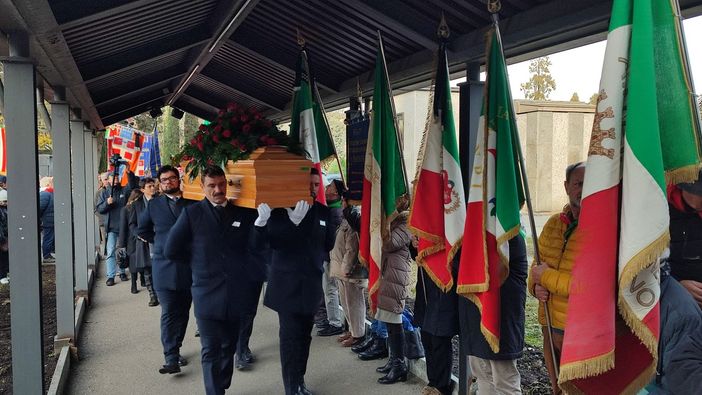 Folla e bandiere a Torino per i funerali di Bruno Segre