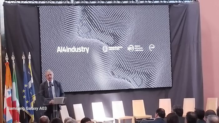 ministro Urso sul palco ministro Urso sul palco