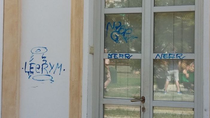 Vandali in azione alla Tesoriera con scritte su muri e finestre Vandali in azione alla Tesoriera con scritte su muri e finestre
