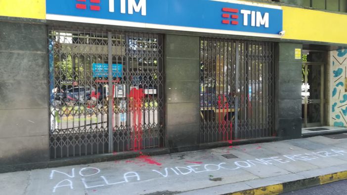 Vernice rossa e scritte contro il negozio Tim di corso Casale