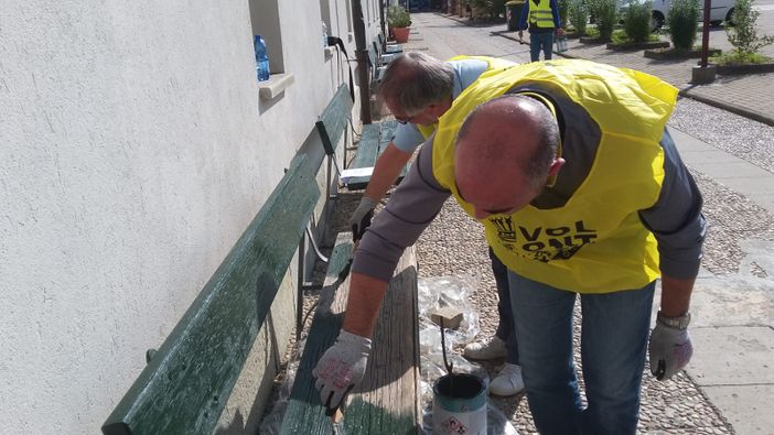 In Cascina Giajone i volontari di Torino Spazio Pubblico riverniciano le panchine