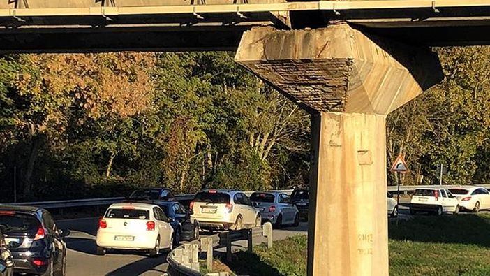 Limitazioni al transito per i mezzi pesanti sul Viadotto 25 Aprile e sul Ponte Camillo Olivetti di Ivrea Limitazioni al transito per i mezzi pesanti sul Viadotto 25 Aprile e sul Ponte Camillo Olivetti di Ivrea