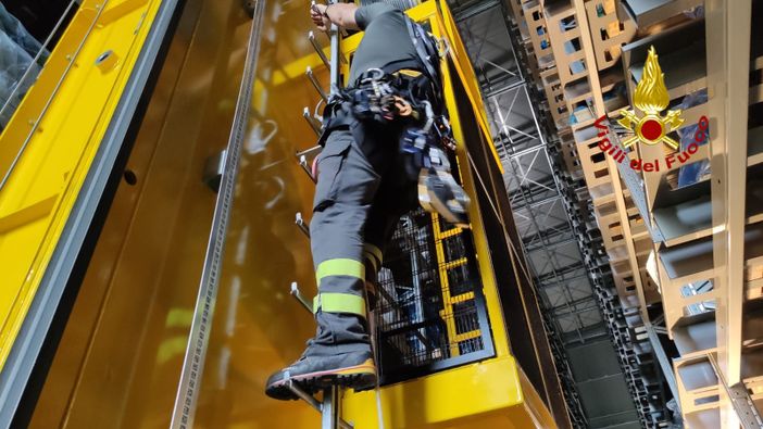 Ascensore si blocca a 15 metri da terra: i vigili del fuoco salvano due operai rimasti imprigionati Ascensore si blocca a 15 metri da terra: i vigili del fuoco salvano due operai rimasti imprigionati