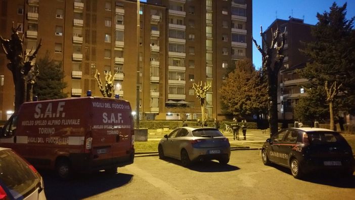 80enne minaccia di far saltare la casa con il gas in via Sansovino a Torino, i carabinieri la convincono a desistere