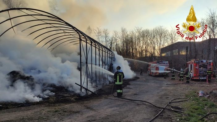 Incendio in un fienile a Rosta, numerose squadre dei Vigili del Fuoco in azione. Spento un rogo a Trana (VIDEO) Incendio in un fienile a Rosta, numerose squadre dei Vigili del Fuoco in azione. Spento un rogo a Trana (VIDEO)