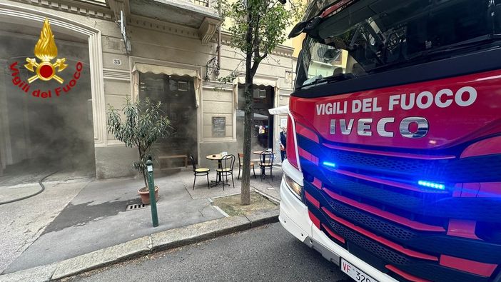 Incendio nel seminterrato di un palazzo in via Berthollet: i Vigili del fuoco domano le fiamme