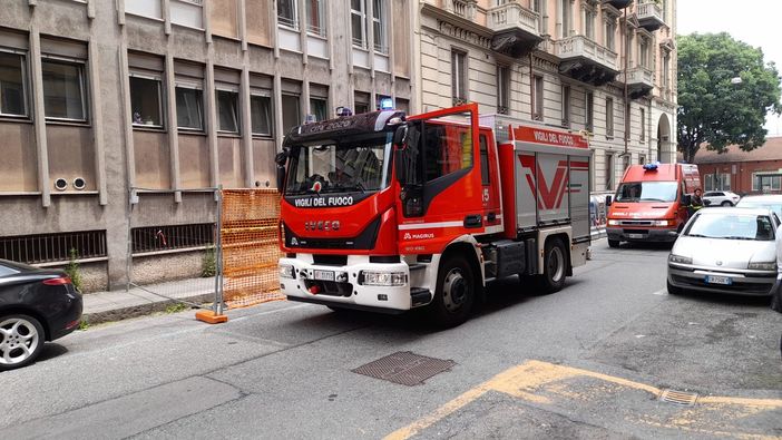 Allarme in via Pastrengo: forte odore di bruciato proveniente da un palazzo, intervengono i vigili del fuoco