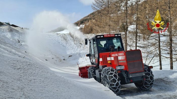 Sestriere, addestramento dei vigili del fuoco con la fresa spazzaneve e di un trattore cingolato [VIDEO]
