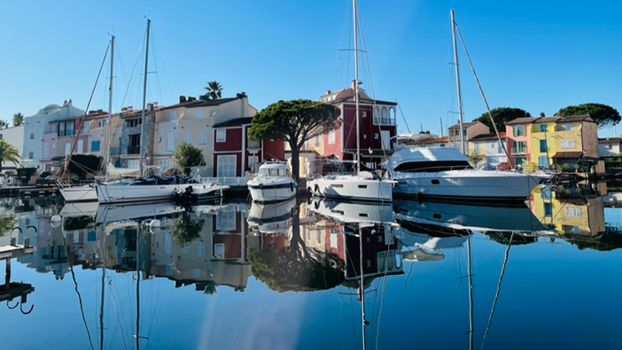 Viaggio allo specchio, vedere il mondo ci cambia davvero o riflette ciò che dentro di noi chiede di essere vissuto?